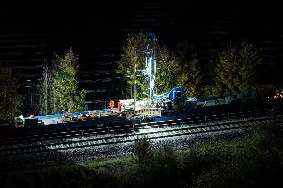 Dammsanierung Bahnlinie München - Treuchtlingen bei Nacht