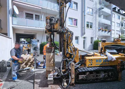 Kleinbohrgerät HD100 bei der Bohrung des Schluckbrunnens im Hinterhof des Wohngebäudes