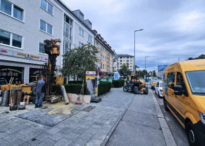 Erdwärmebrunnen in München: Kleinbohrgerät HD100 bei der Bohrung des Förderbrunnens vor dem Wohngebäude