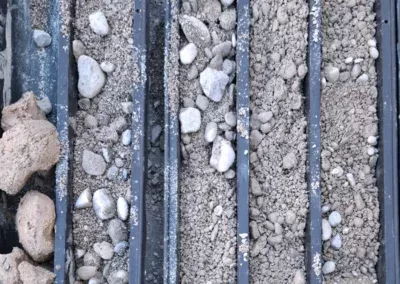 Bodenproben aus der Brunnenbohrung in Kernkisten
