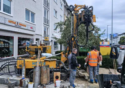 Erdwärmebrunnen in München: Kleinbohrgerät HD100 bei der Bohrung des Förderbrunnens vor dem Wohngebäude